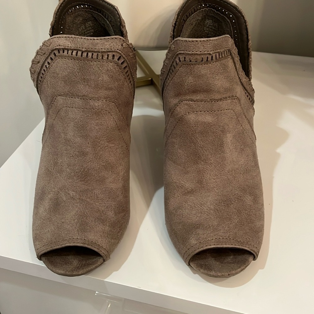 Tan Fergalicious pero toe heeled booties